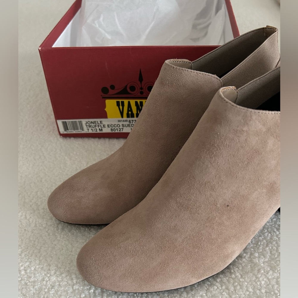 Brand new Vaneli heeled booties!